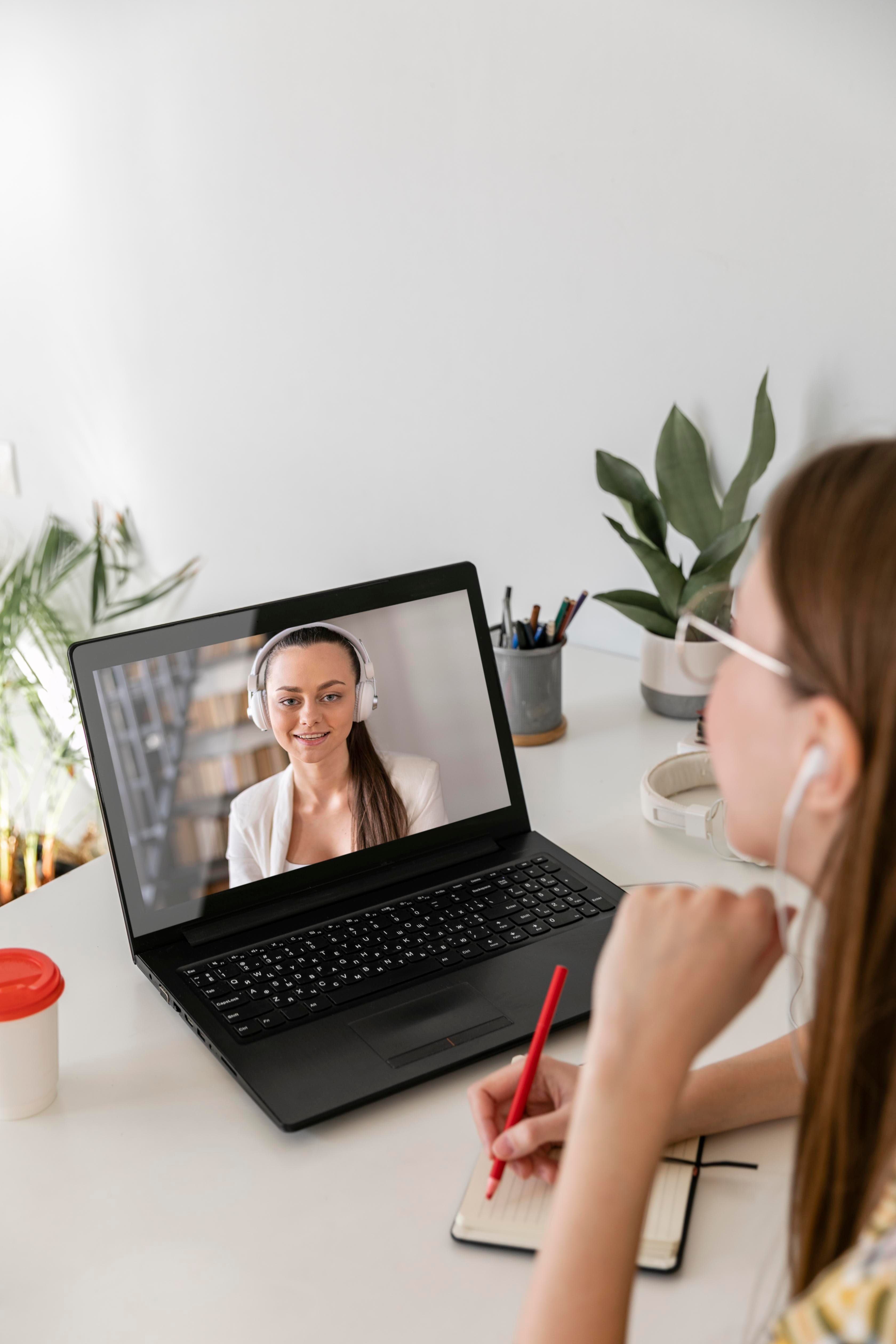 Profesional gestionando agenda y videollamadas desde FLAP